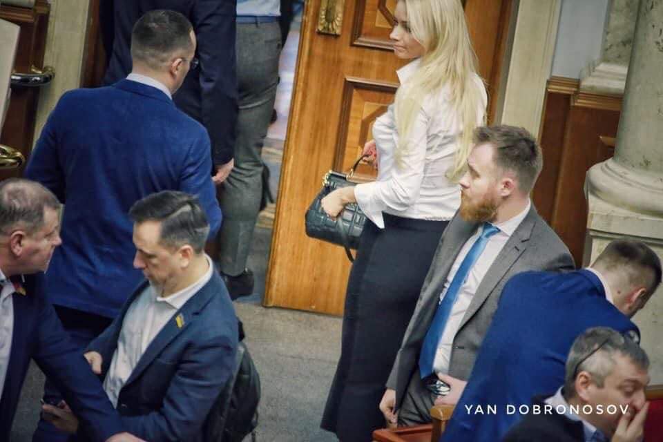 Нардеп "вигуляла" у Раду нову модну сумочку за 70 тисяч (фото)