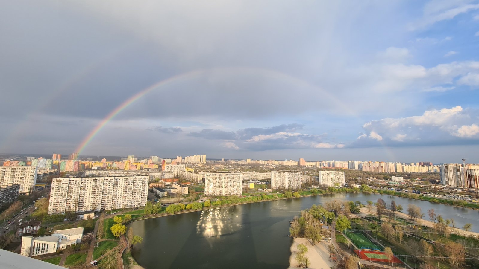 Над небом Києва розкинулася чарівна веселка-міст: "весняна природа незабутня!" (Фото)