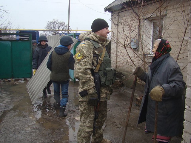 Українські військові, поки тихо, ремонтують будинки місцевих жителів Донбасу