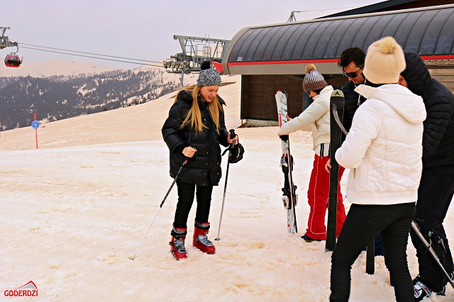 На горнолыжном курорте Грузии выпал красный снег