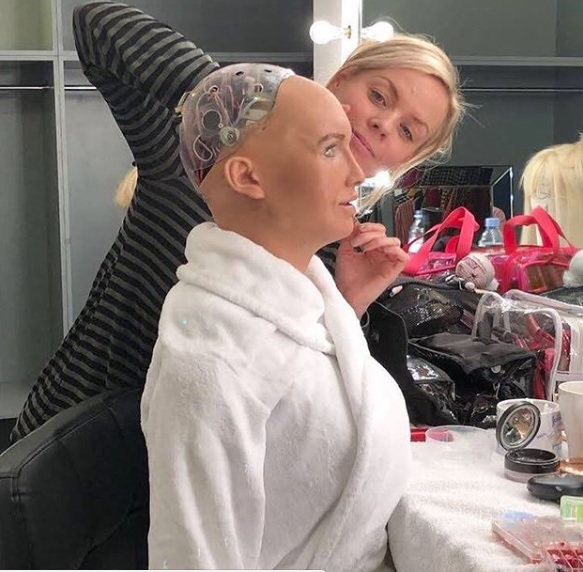 Людиноподібний робот Софія прикрасила обкладинку Cosmopolitan (фото)