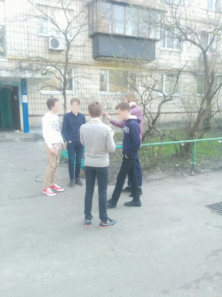 Жителі Києва обурилися школярами, які курять і смітять у дворах