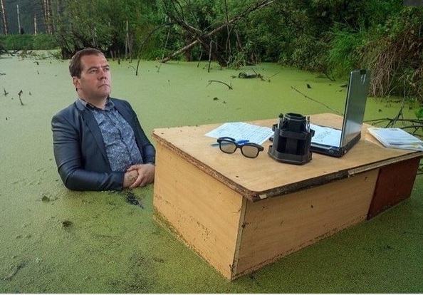 Фотосесія російського школяра в болоті стала мемом