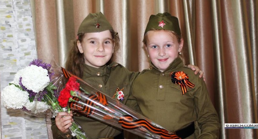 "Победобесие": у кримському дитсадку дітей одягли у "колорадські" костюми