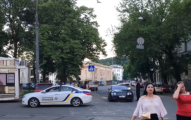 Намагався наїхати на журналістів: у Києві спіймали "автохама" на Bentley (відео)