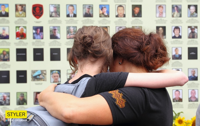 Річниця Іловайського котла: українці вшанували пам'ять загиблих воїнів (фоторепортаж)