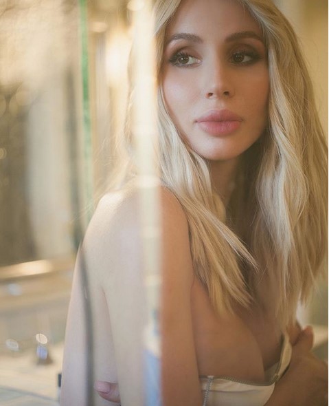 Лобода сколихнула мережу знімками зі спокусливим декольте (фото)