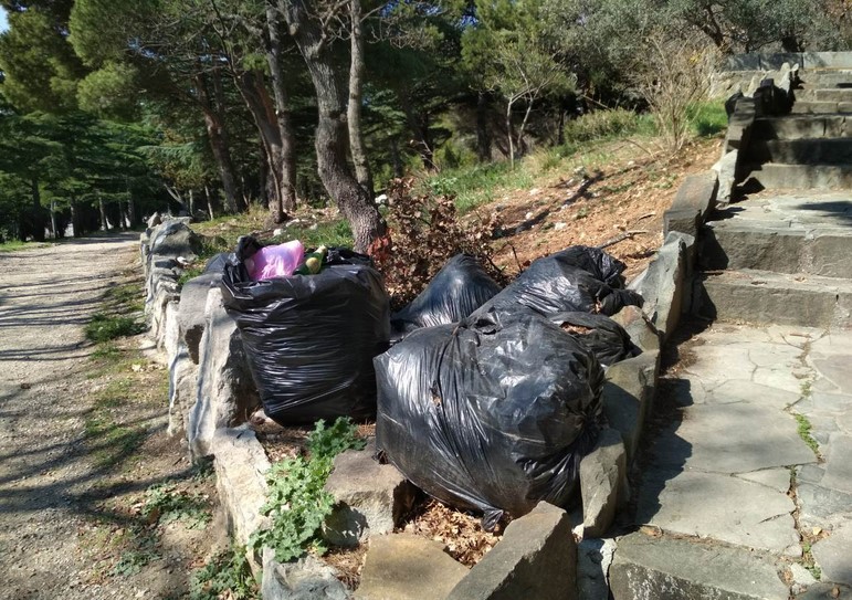 "Превращается в свалку": в сети показали горы мусора в оккупированном Крыму