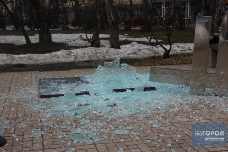 Крах рубля: в РФ уничтожили памятник российской валюте (фото)