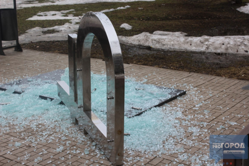 Крах рубля: у РФ знищили пам'ятник російській валюті (фото)