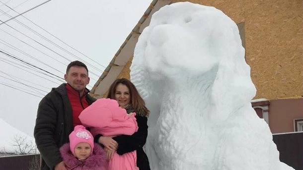 Зимова казка: у Київській області з'явився гігантський сніговий пес