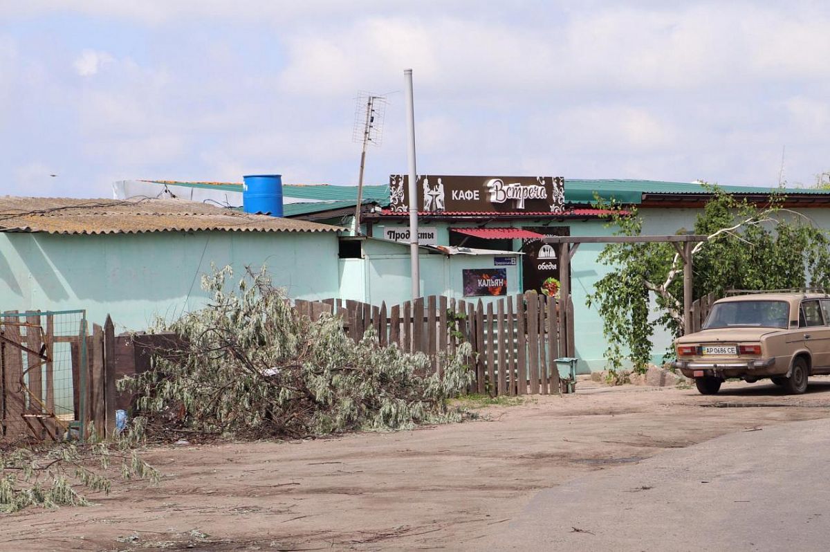 Зносило дахи, падали дерева: наслідки потужного урагану потрапили на камеру