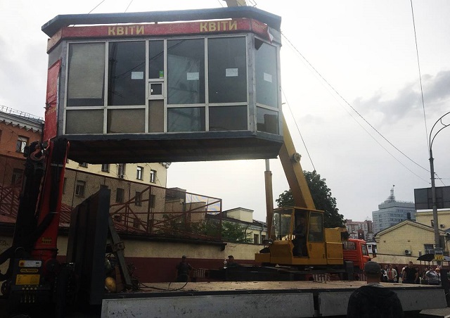 "Мечтаю о сквере": Киев избавили от двадцати нелегальных МАФов (фото)