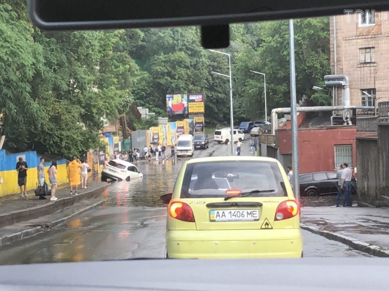 Утонули автомобили: в Киеве прошел мощный ливень (фото)