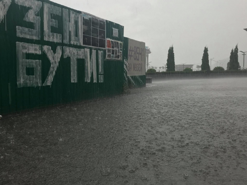 Утонули автомобили: в Киеве прошел мощный ливень (фото)