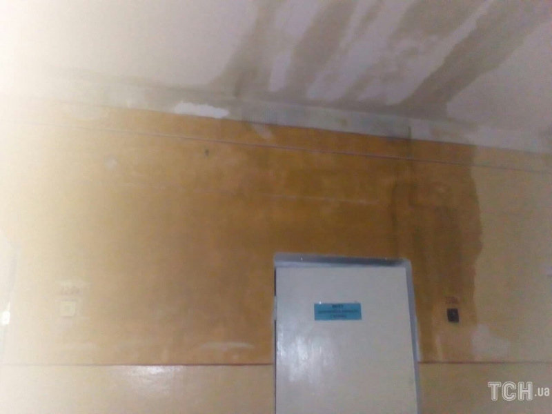 Тільки відремонтували: у Луганській області негода розвалила гімназію