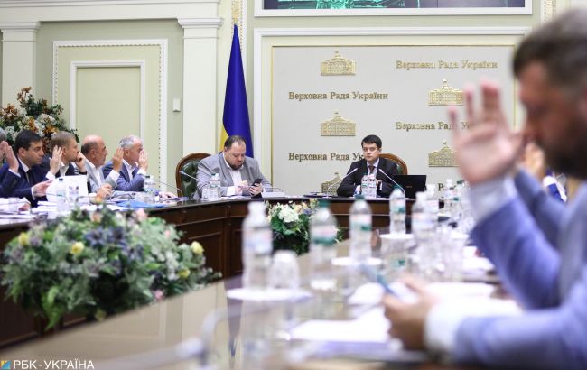 Зміна Конституції та скорочення числа нардепів: як Рада почне роботу
