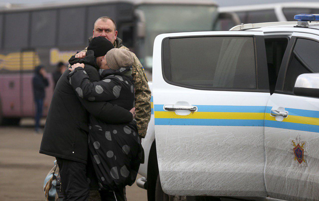 Сльози радості: з'явилося зворушливе відео зустрічі звільненого з полону з матір'ю