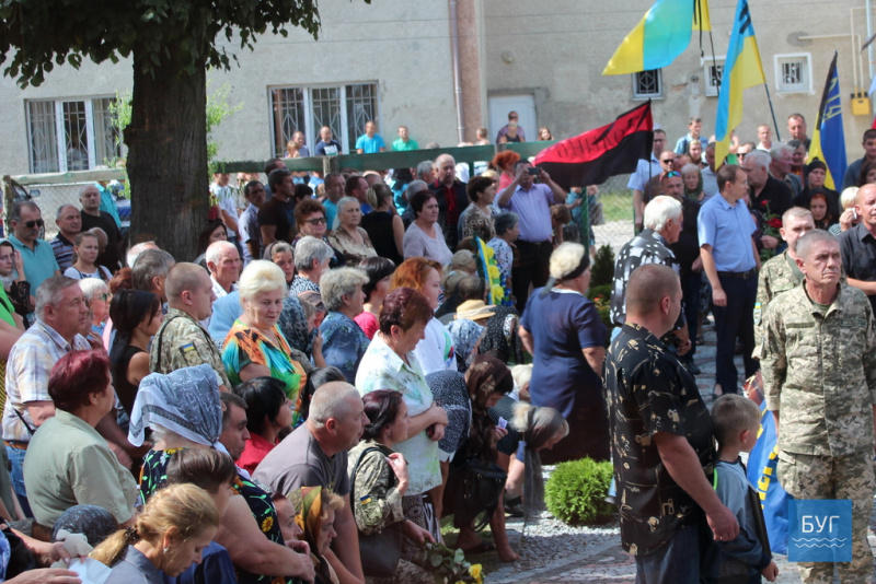 Без отца осталось двое детей: на Волыни провели в последний путь погибшего на Донбассе бойца (фото)