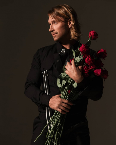 &quot;Черная рубашка, алые розы&quot;: Олег Винник восхитил &quot;волчиц&quot; новыми образами