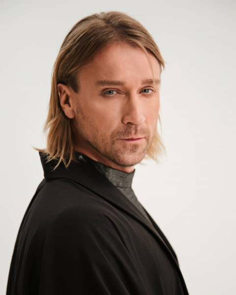 &quot;Черная рубашка, алые розы&quot;: Олег Винник восхитил &quot;волчиц&quot; новыми образами