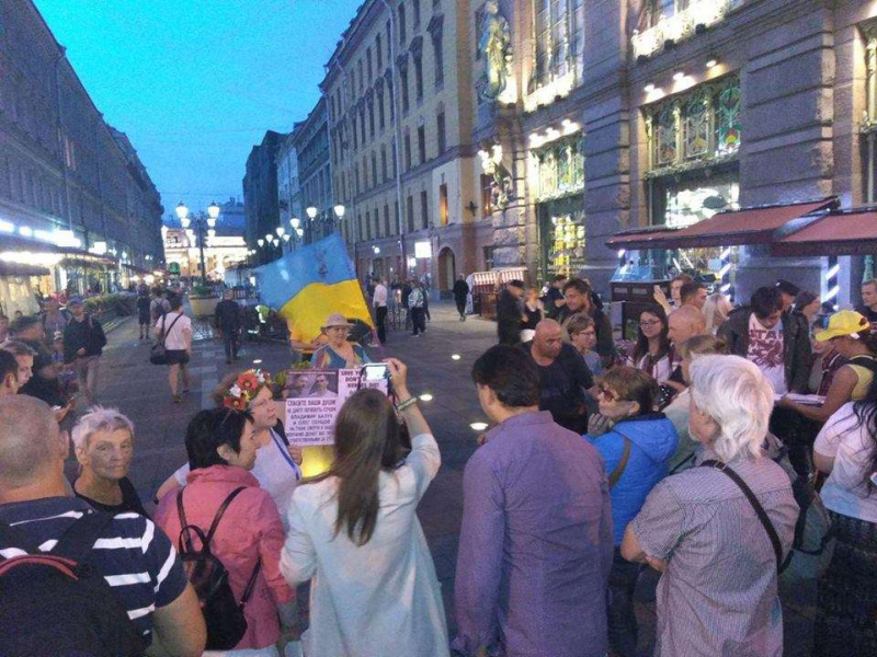 "За свободу": в Санкт-Петербурге задержали активистов, поздравивших Украину с Днем Независимости (фото)