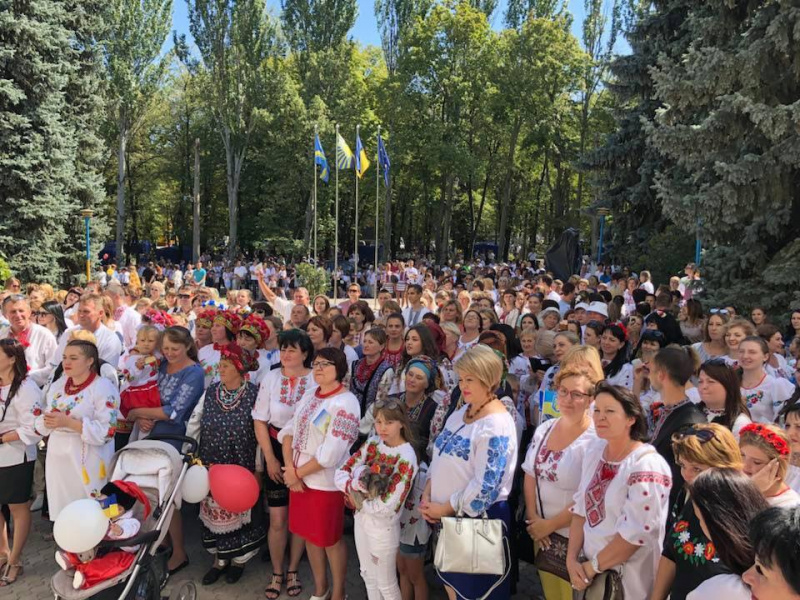 Новый рекорд: в зоне ООС на праздник Дня Независимости более 5000 человек пришли в вышиванках