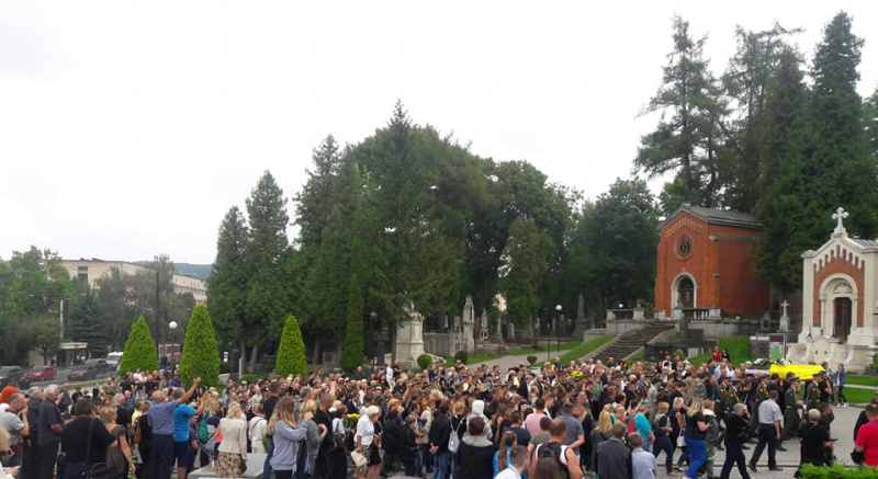 "Похоронить как викинга": во Львове группа неизвестных пыталась сорвать похороны 21-летнего бойца