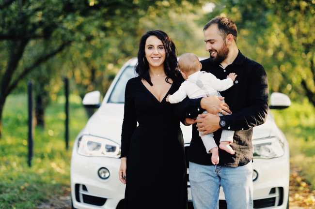 "Семья в полном составе: Джамала показала фото с мужем и сыном