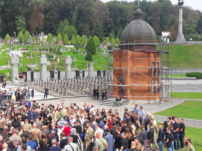 "Похоронить как викинга": во Львове группа неизвестных пыталась сорвать похороны 21-летнего бойца
