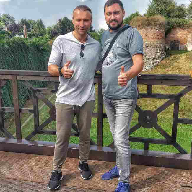 "Бородачи и качек": Винник показал "волчицам" своих друзей (фото)