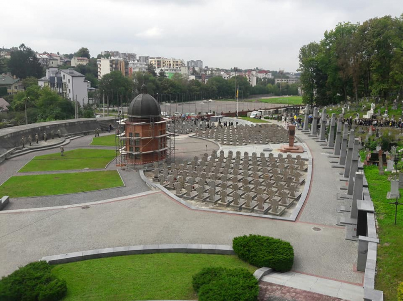 "Похоронить как викинга": во Львове группа неизвестных пыталась сорвать похороны 21-летнего бойца