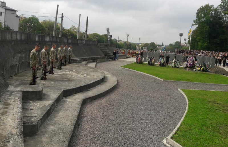 "Похоронить как викинга": во Львове группа неизвестных пыталась сорвать похороны 21-летнего бойца