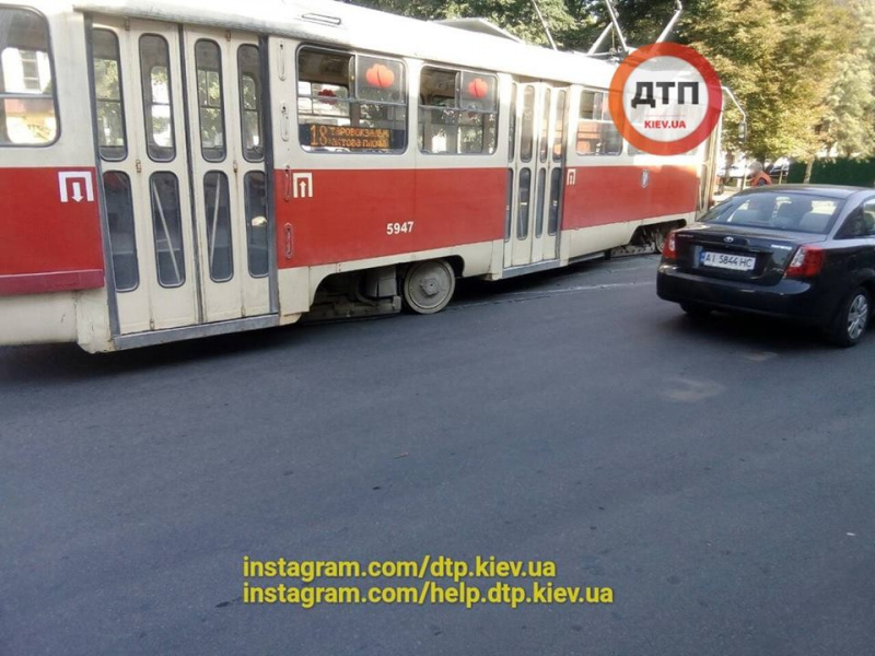 ЧП в Киеве: на Подоле с рельс сошел трамвай (фото)