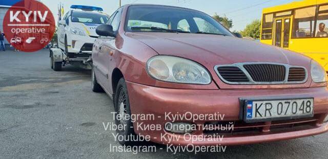 "Портал в параллельную реальность": в Чернигове "евробляха" увезла авто патрульных (фото)