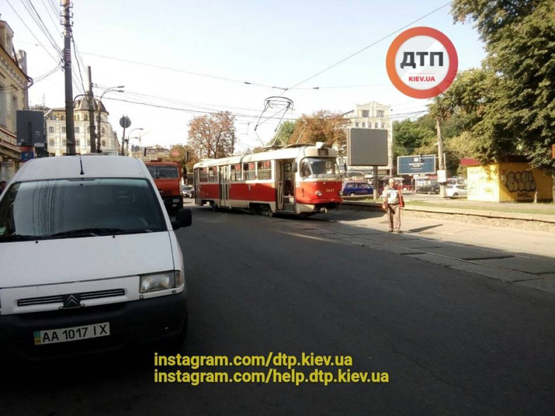 ЧП в Киеве: на Подоле с рельс сошел трамвай (фото)