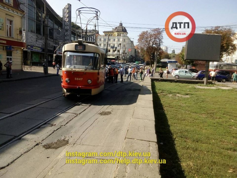 ЧП в Киеве: на Подоле с рельс сошел трамвай (фото)