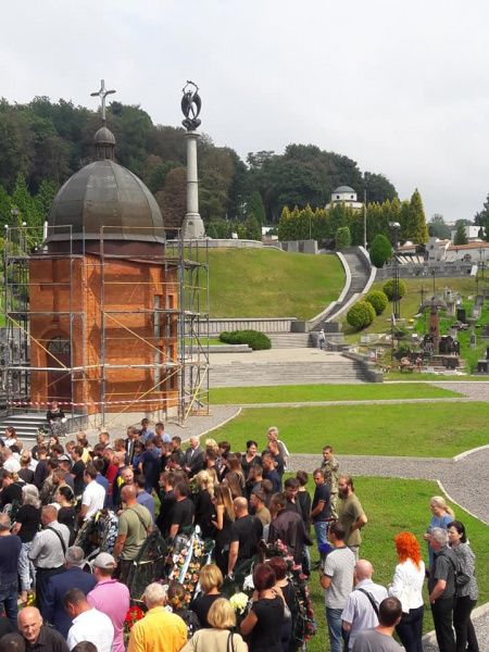 "Похоронить как викинга": во Львове группа неизвестных пыталась сорвать похороны 21-летнего бойца