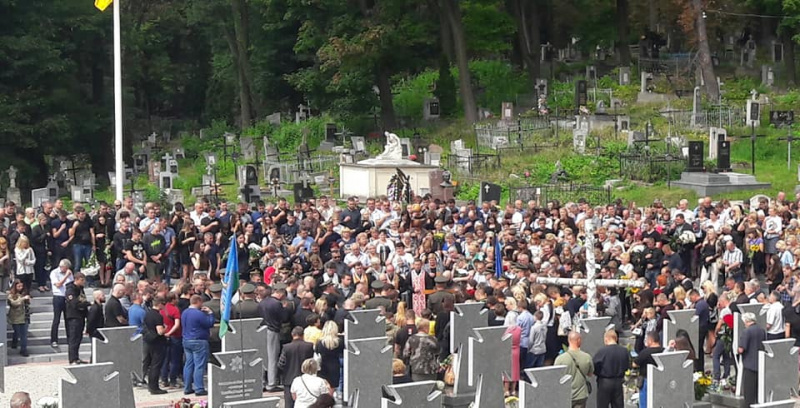 "Похоронить как викинга": во Львове группа неизвестных пыталась сорвать похороны 21-летнего бойца