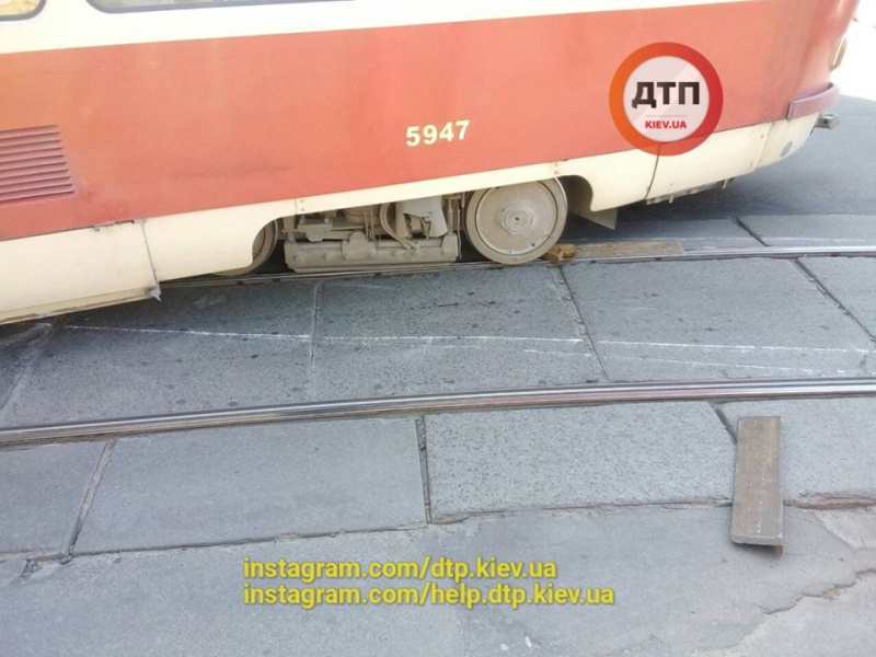 ЧП в Киеве: на Подоле с рельс сошел трамвай (фото)