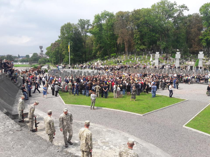 "Похоронить как викинга": во Львове группа неизвестных пыталась сорвать похороны 21-летнего бойца
