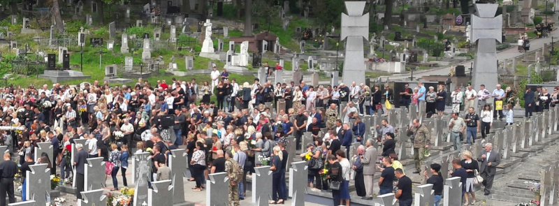 "Похоронить как викинга": во Львове группа неизвестных пыталась сорвать похороны 21-летнего бойца