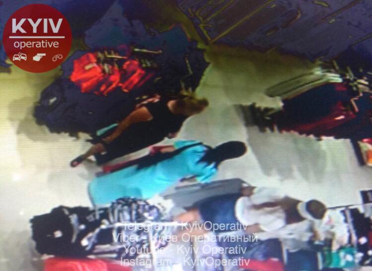 Киевлян предупредили о проворных воровках в крупном ТЦ (фото)