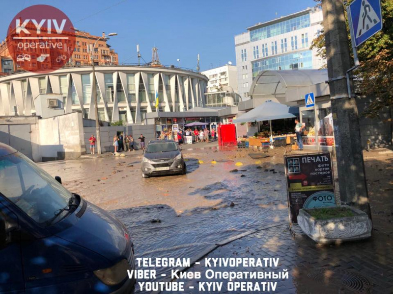 Горячая вода "в свободном доступе": в центре Киева произошел прорыв трубы (фото, видео)