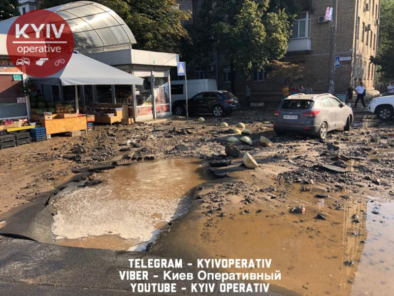 Горячая вода "в свободном доступе": в центре Киева произошел прорыв трубы (фото, видео)