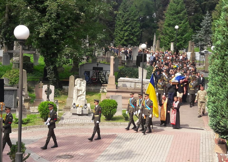 "Похоронить как викинга": во Львове группа неизвестных пыталась сорвать похороны 21-летнего бойца