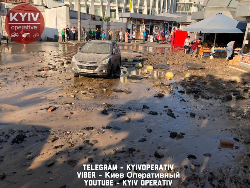 Горячая вода "в свободном доступе": в центре Киева произошел прорыв трубы (фото, видео)