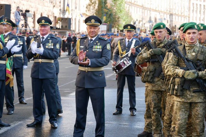 Военный курсант сделал предложение своей девушке прямо на параде ко Дню Независимости (фото, видео)