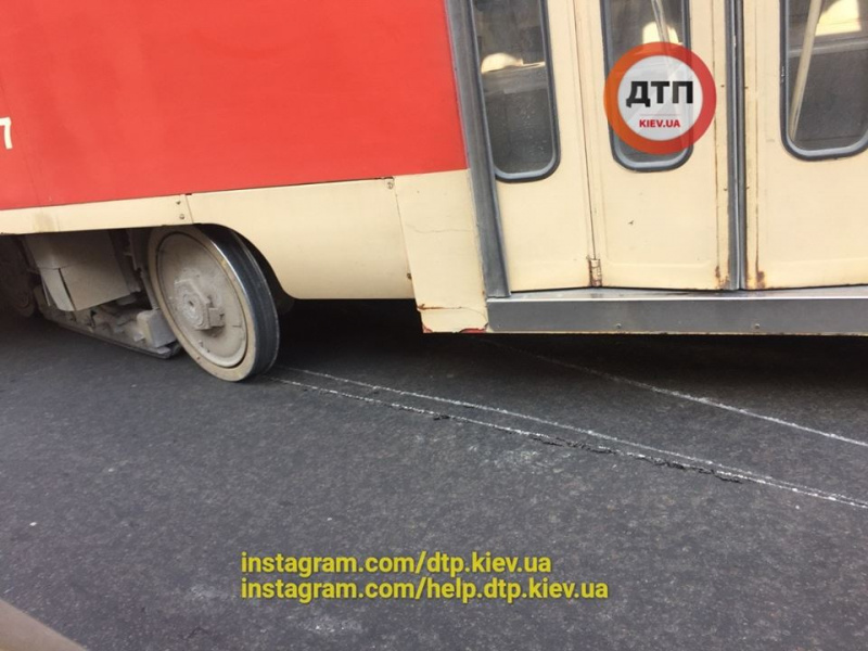 ЧП в Киеве: на Подоле с рельс сошел трамвай (фото)