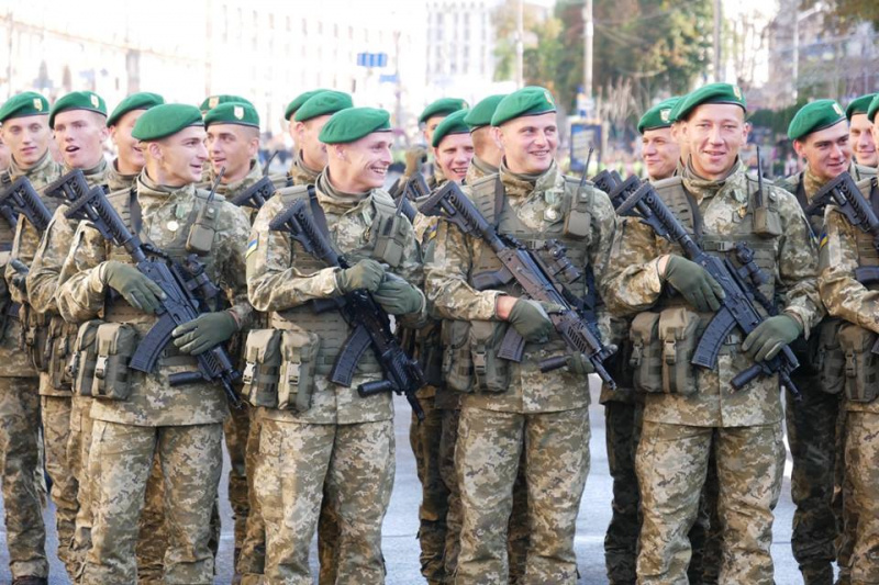 Военный курсант сделал предложение своей девушке прямо на параде ко Дню Независимости (фото, видео)